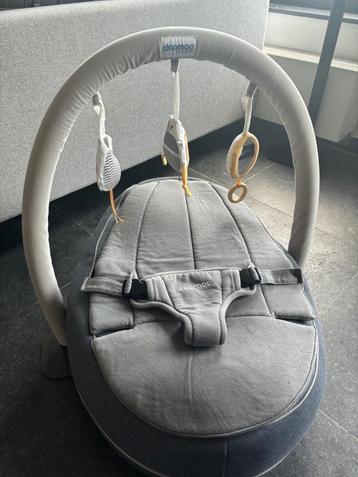 Doomoo baby zitkussen Seat 'n Swing + Speelboog disponible aux enchères