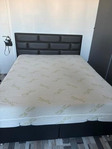 Lit Double avec coffre King Size avec matelas compris ! beschikbaar voor biedingen