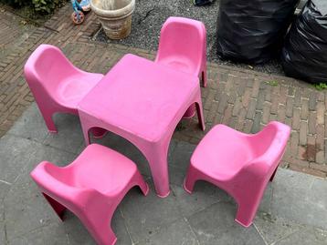4 kinder stoeltjes en een tafel  beschikbaar voor biedingen