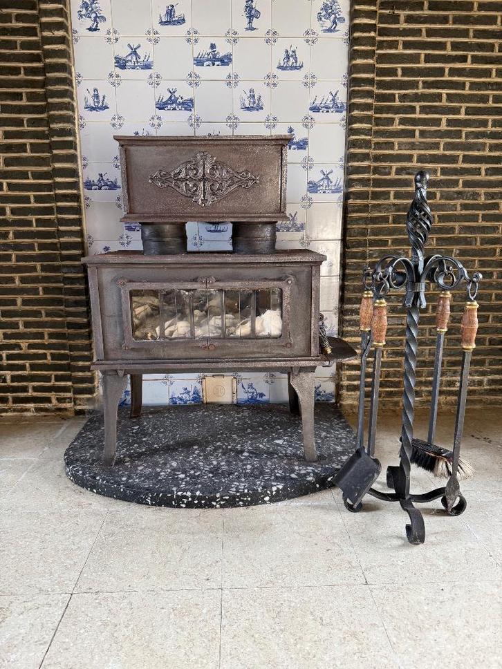 Antieke gietijzeren kachel met haardset, Antiquités & Art, Curiosités & Brocante, Enlèvement