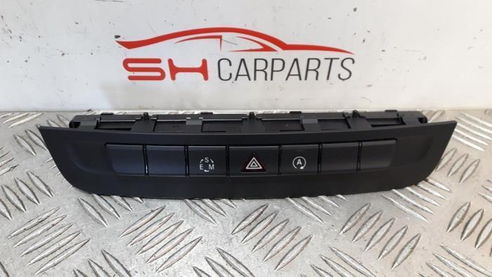 Commutateur éclairage d'urgence d'un Mercedes A-Klasse, Autos : Pièces & Accessoires, Tableau de bord & Interrupteurs, Mercedes-Benz