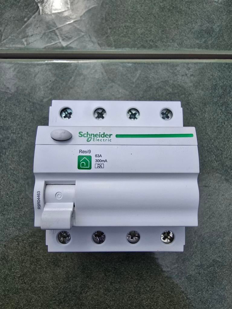 Schneider differentieel 63A 300mA 4-polig – goede staat, Bricolage & Construction, Électricité & Câbles, Enlèvement ou Envoi