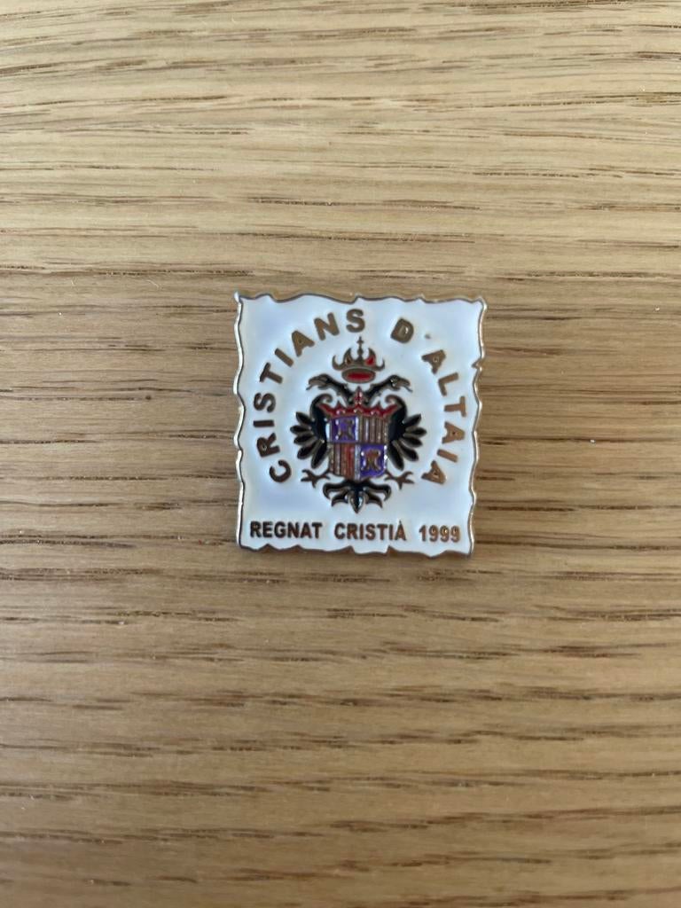 Regnat Cristia pin, Collections, Broches, Pins & Badges, Envoi, Comme neuf