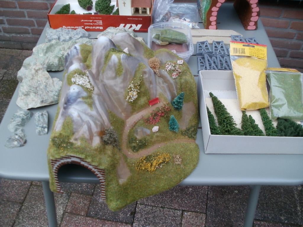 Partij Ho scenery met tunnels,boompjes,div rotsen,strooisels, Gelijkstroom of Wisselstroom, Brug, Tunnel of Gebouw, Zo goed als nieuw