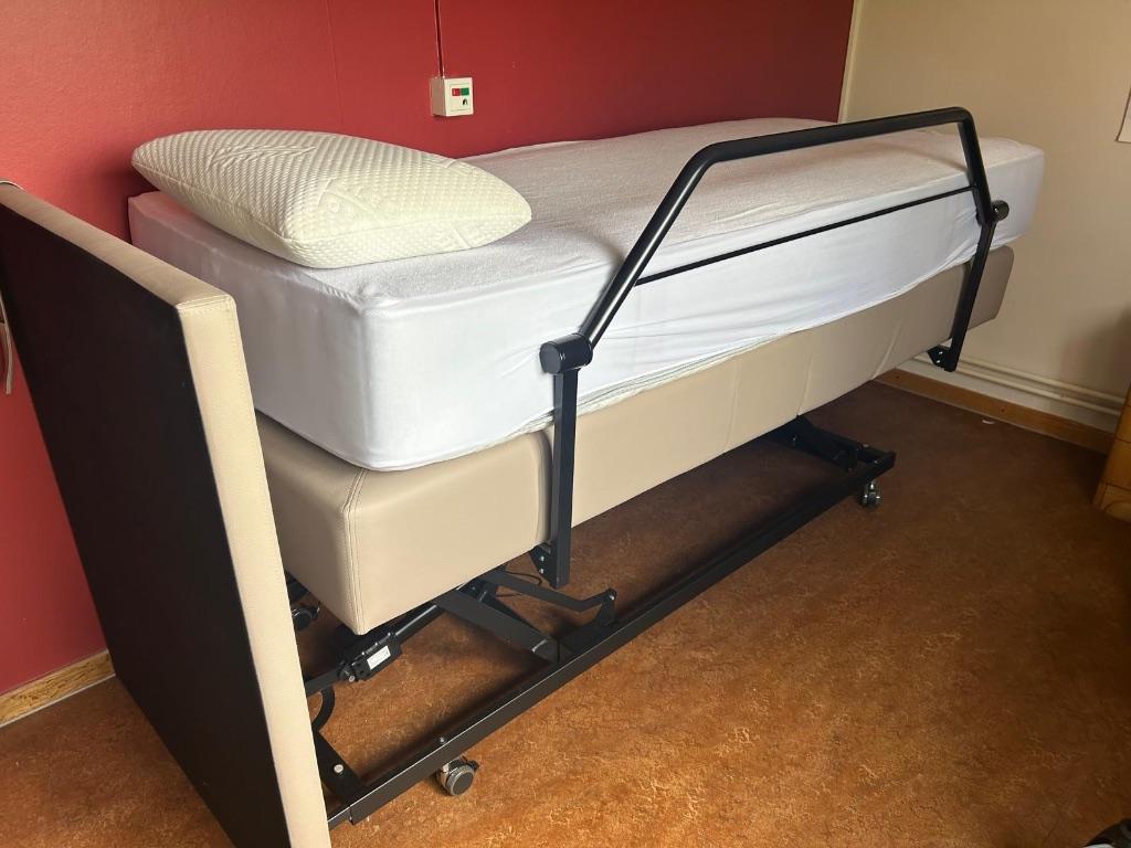 Hoger - lager bed, Huis en Inrichting, Slaapkamer | Bedden, Zo goed als nieuw, Eenpersoons, 90 cm, 210 cm, Metaal, Beige, Verstelbaar