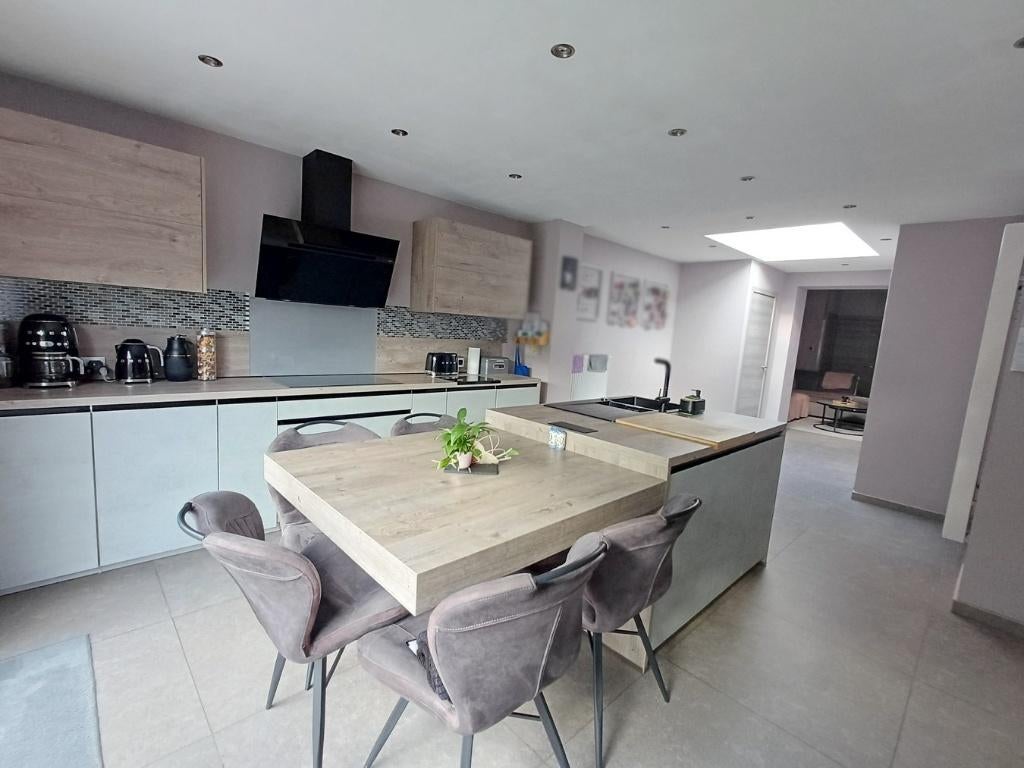 Maison ent. rénovée avec matériaux de qualité, 4 chambres, Immo, Huizen en Appartementen te koop, Provincie Henegouwen, tot 200 m²