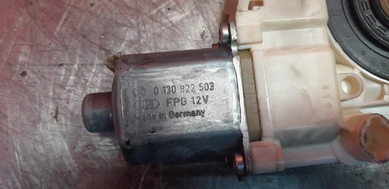MOTEUR LEVE VITRE ELECTRIQUE C (W204) (A2048200142), Utilisé, Mercedes-Benz