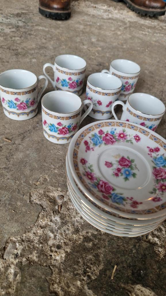 Service à café vintage 6 tasses et soucoupes – décor floral, Maison & Meubles, Cuisine | Vaisselle, Enlèvement ou Envoi