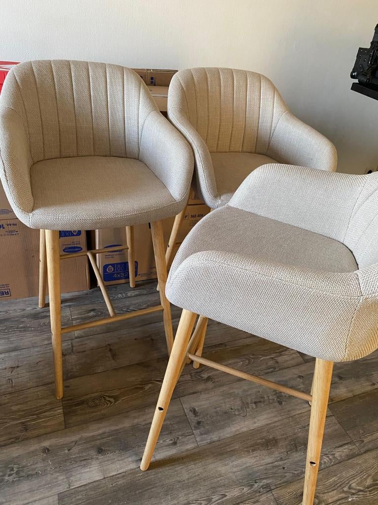 3 mooie barkrukken, Ophalen