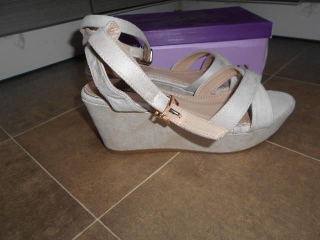 Nieuwe velours plateau sandalen / Maat 39, Kleding | Dames, Ophalen of Verzenden, Nieuw, Beige