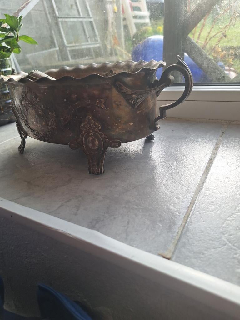 JARDINIERE EN METAL ARGENTE DE STYLE ROCAILLE, Antiquités & Art