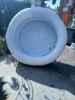 Une marque de jaccuzi paye un spa, Enlèvement