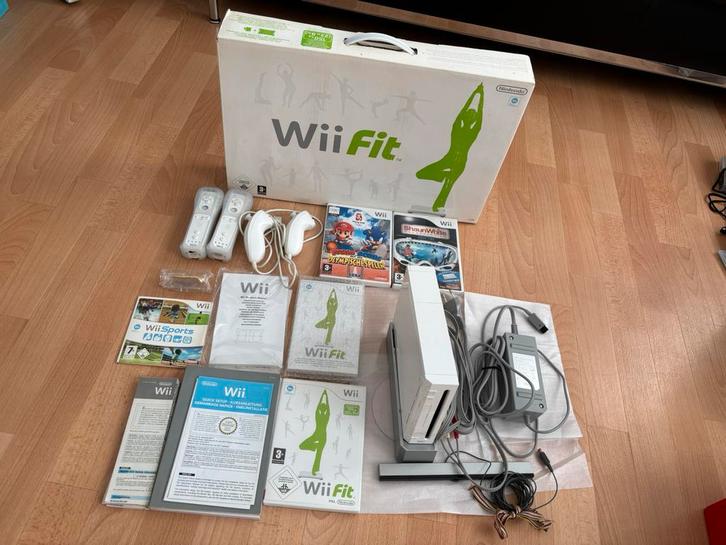 Nintendo Wii+ balance board, Games en Spelcomputers, Spelcomputers | Nintendo Wii, Zo goed als nieuw, Met 2 controllers, Met games