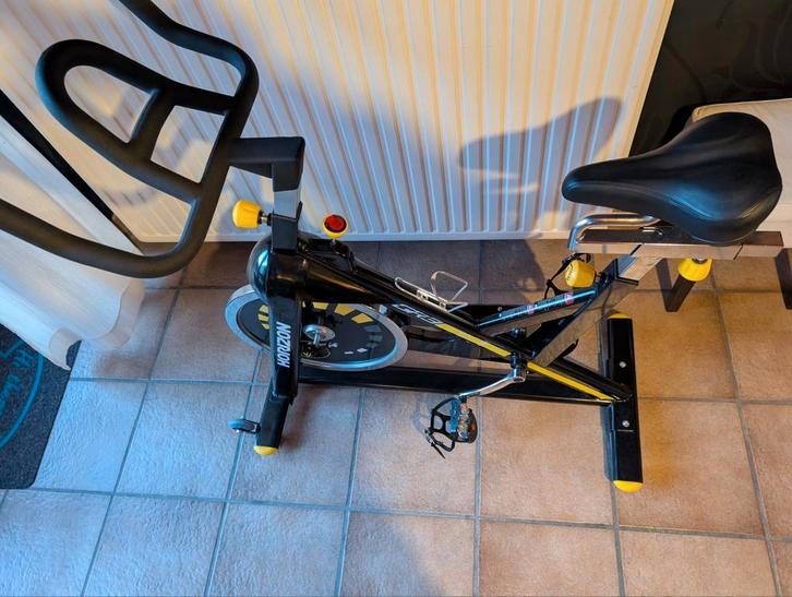 Vélo appartement neuf et son tapis (région Bastogne), Sports & Fitness, Appareils de fitness, Neuf, Enlèvement ou Envoi