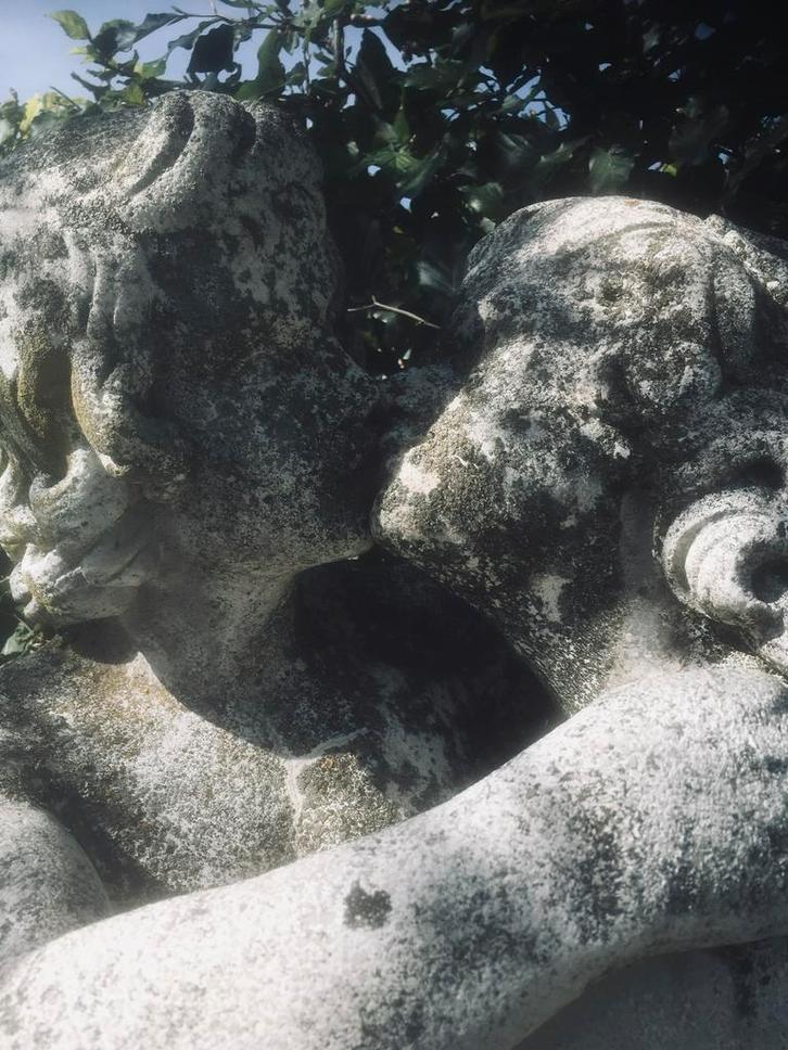Groot klassiek tuinbeeld op sokkel met mooi verweerde patina, Tuin en Terras, Tuinbeelden, Gebruikt, Mensenbeeld, Ophalen