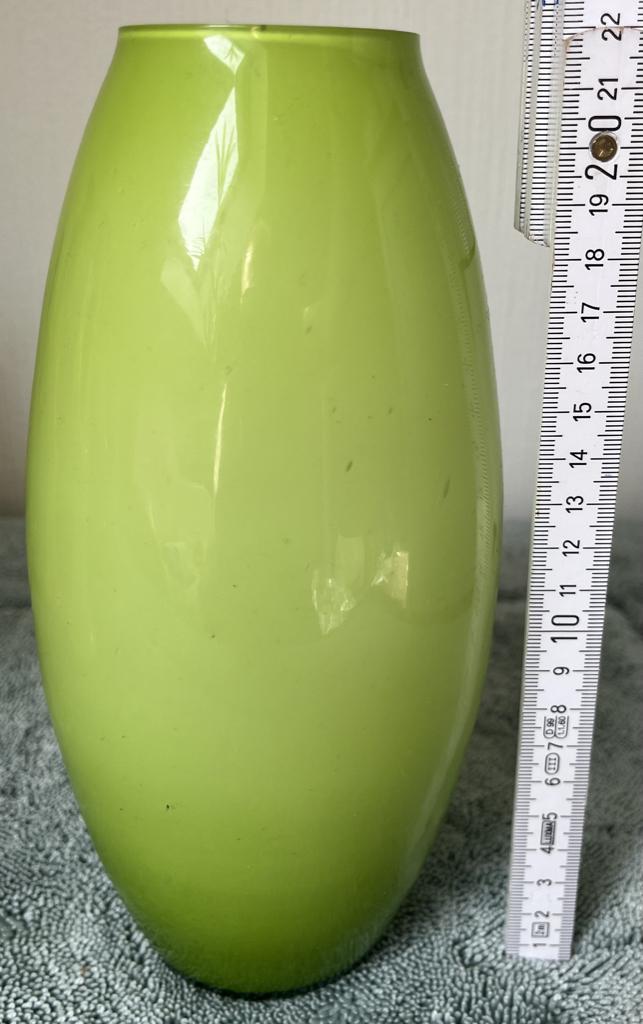 Mooie vintage groene soliflore vaas van opalineglas., Gebruikt, Ophalen of Verzenden, Glas, Minder dan 50 cm