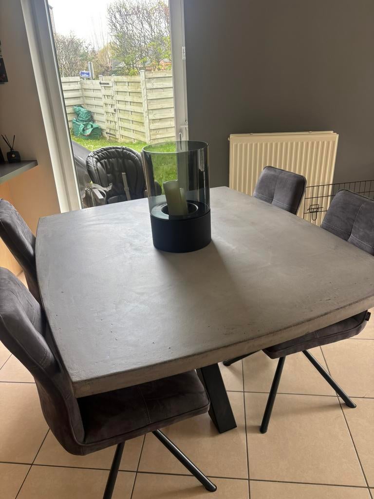 Table salle a manger plus chaises, Table en beton ciré mortex ,, Cinq personnes ou plus, Enlèvement, Utilisé