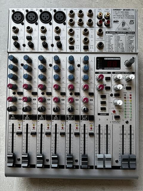Behringer Eurorack UB1204FX-PRO mengpaneel, Muziek en Instrumenten, Mengpanelen, Gebruikt, 10 tot 20 kanalen, Microfooningang
