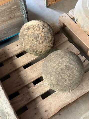 Natuursteen bollen , ballen in franse steen beschikbaar voor biedingen