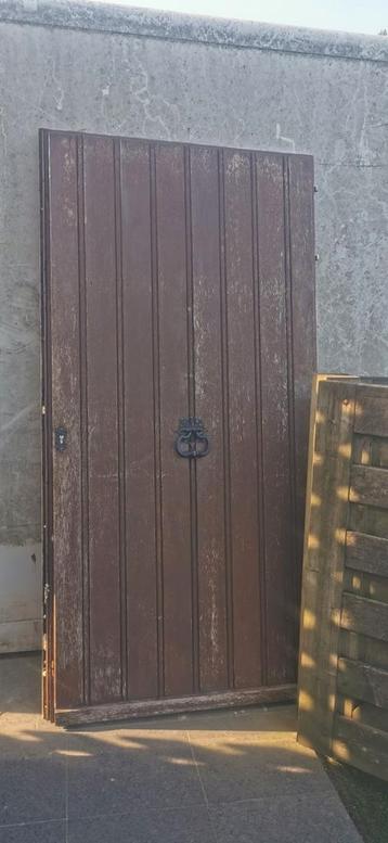 Houten bruine voordeur, binnenkant beige geschilderd