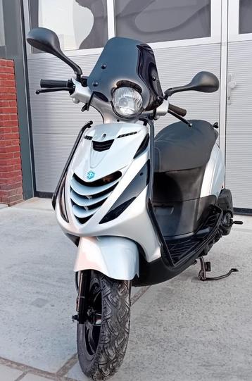 Piaggio Zip 4T Scooter Glans Zilver FULL OPTION (A-klasse) beschikbaar voor biedingen