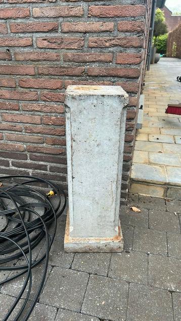 Betonnen sokkel 60 cm beschikbaar voor biedingen