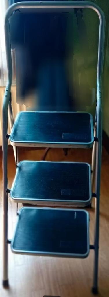 Opvouwbare trapladder met 3 treden opgevouwen = dikte = 10 c, Doe-het-zelf en Bouw, Ladders en Trappen, Zo goed als nieuw, Ladder