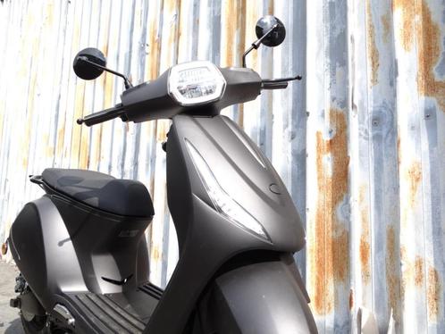 Gloednieuwe Elektrische scooter E-asterix mat zwart A-of B, Fietsen en Brommers, Scooters | Vespa, Nieuw, Overige modellen, Elektrisch