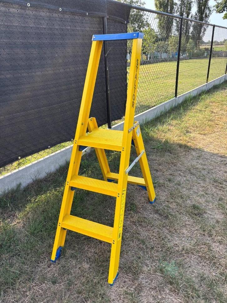 GVK Bordestrap – Kunststof Trap – 4 Treden - nooit gebruikt, Doe-het-zelf en Bouw, Ladders en Trappen, Nieuw, Ladder, Opvouwbaar of Inschuifbaar