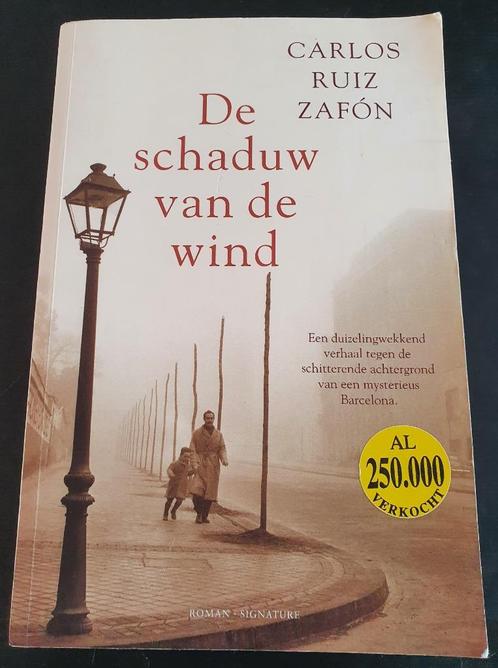 Roman van Carlos Ruiz Zafon: De schaduw van de wind, Livres, Romans, Utilisé, Enlèvement ou Envoi