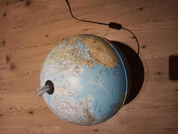 Lichtgevende Wereldbol  beschikbaar voor biedingen