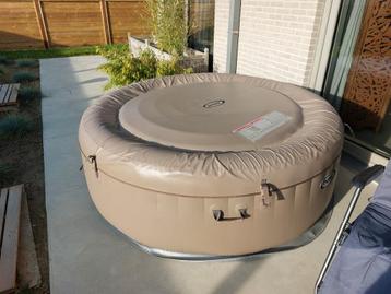 Un jacuzzi pratiquement pas servi, et en parfait état . beschikbaar voor biedingen