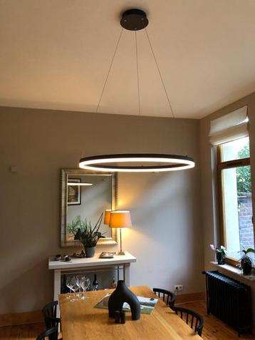 Une lampe suspendue minimale et fonctionnelle 