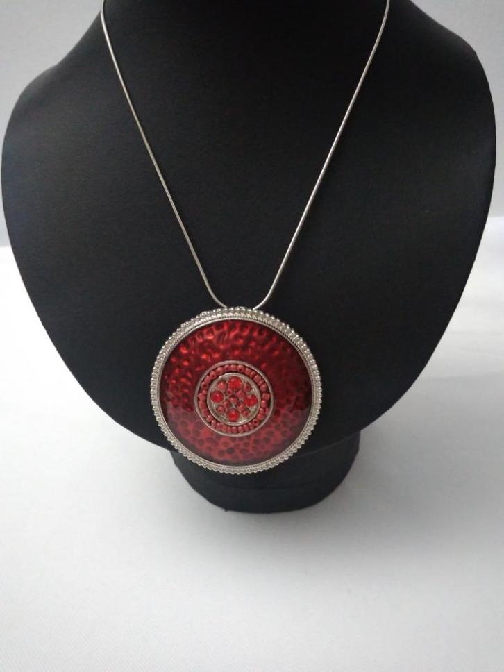 Vintage ketting zilverkleurig met grote ronde hanger, Handtassen en Accessoires, Kettingen, Nieuw, Overige materialen, Rood, Met hanger