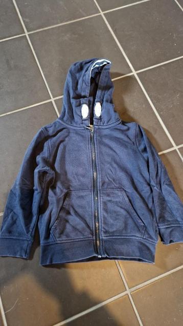 Een dik blauw vest beschikbaar voor biedingen