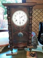 Ancienne horloge murale avec balancier