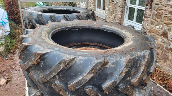 Gratuit pneus 16.9 r34, Zakelijke goederen, Landbouw | Onderdelen | Banden, Velgen en Assen