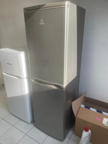 Indesit vrijstaande koelkast en diepvries, gebruikt beschikbaar voor biedingen