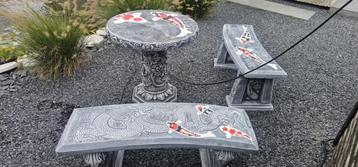 Tafel en twee banken om op te zitten / koi / tuin / vijver  beschikbaar voor biedingen