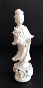 Magnifique statuette de Guanyin décorée de fleurs de lotus