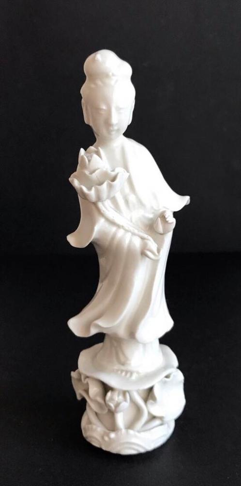 Magnifique statuette de Guanyin décorée de fleurs de lotus, Antiek en Kunst, Kunst | Niet-Westerse kunst