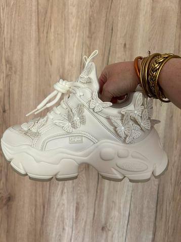 Nieuwe Buffalo Binary Butterfly sneakers beschikbaar voor biedingen