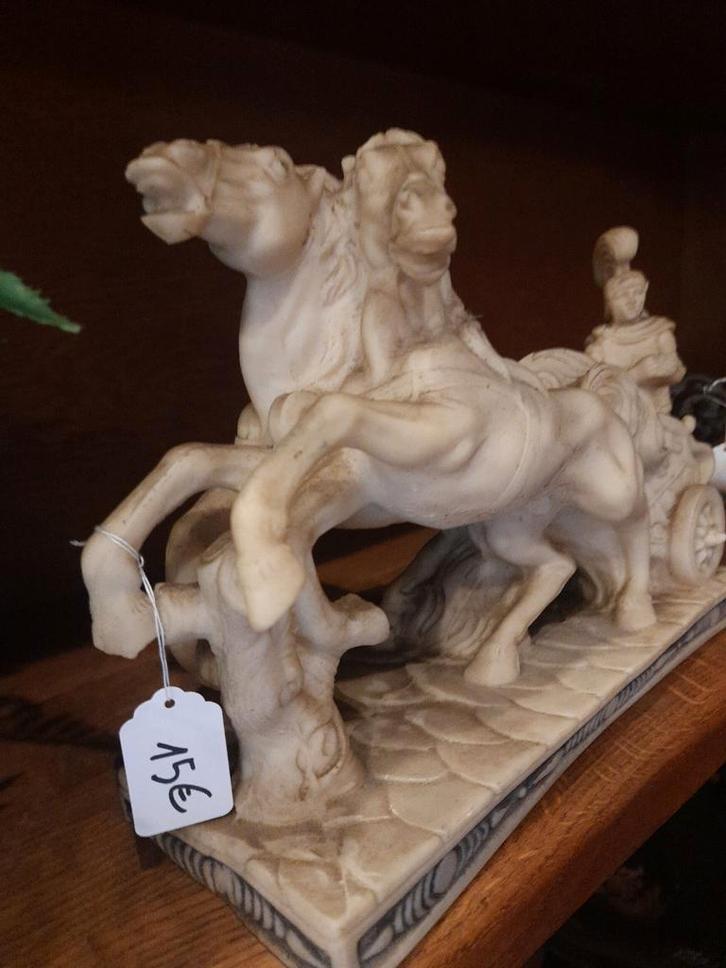 Klassiek beeld: paard met strijdwagen (marmerlook / resin), Antiek en Kunst, Kunst | Beelden en Houtsnijwerken, Ophalen