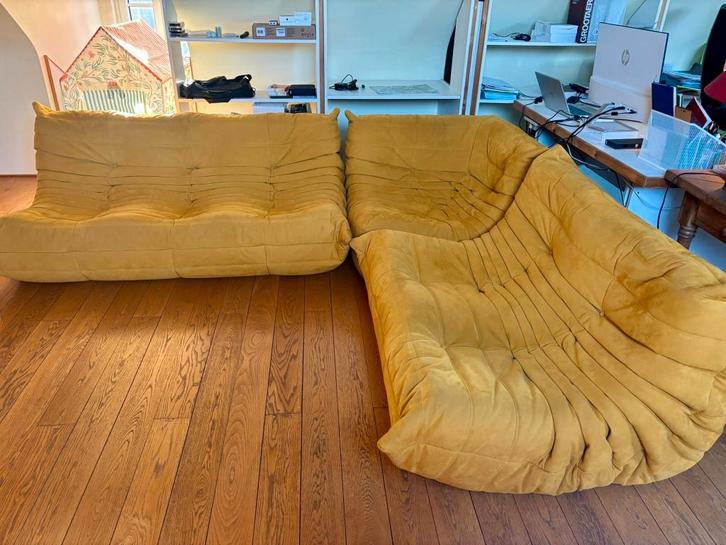 Salon Togo Ligne Roset Alcantara Curry, Huis en Inrichting, Zetels | Voetbanken en poefs, Zo goed als nieuw, Stof, Ophalen