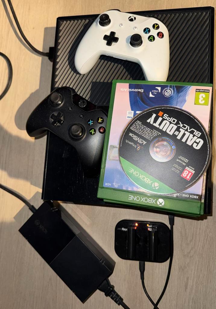 Complete Xbox One set + 1 controller, lader & 1 game, Games en Spelcomputers, Spelcomputers | Xbox One, Gebruikt, Xbox One, 500 GB