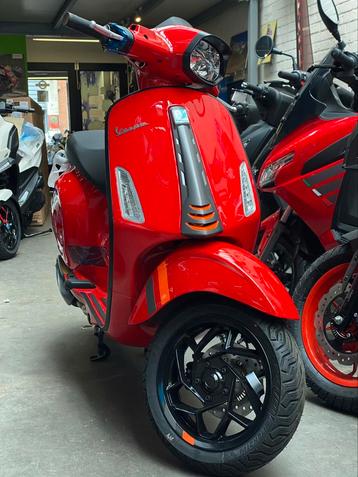 Nieuwe Vespa sprint 125 S E5+ 2024 rood 