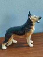 Vintage porseleinen beeld hond Duitse herder H 19cm L 25cm, Comme neuf, Enlèvement ou Envoi