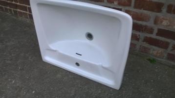 Porseleinen lavabo beschikbaar voor biedingen