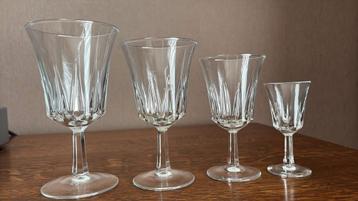 Volledige service (12P - witte/rode wijn/water/sterke drank) beschikbaar voor biedingen