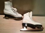 Patins artistiques anciens - cuir blanc taille 37 - Freetime, Sports & Fitness, Patinage, Autres marques, Enlèvement ou Envoi